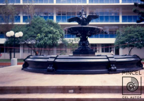 Fuente Cupido y el Cisne. Actualmente en la Universidad de Costa Rica por Bell, John (extranjero). Patrimonio cultural escultórico