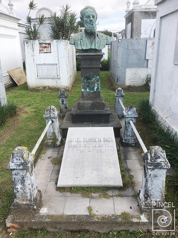 Tumba de Rafael Barroeta en estado de abandono en el Cementerio General por Bonilla, Juan Ramón. Patrimonio cultural escultórico