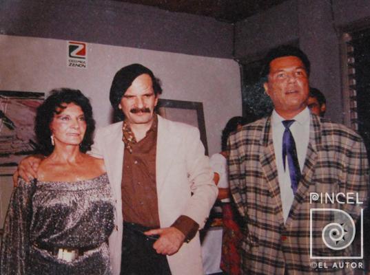 Carmen Santos, Edwin Cantillo y Otto Apuy en una exposición por Cantillo, Edwin. Santos, Carmen. Apuy, Otto. Documental