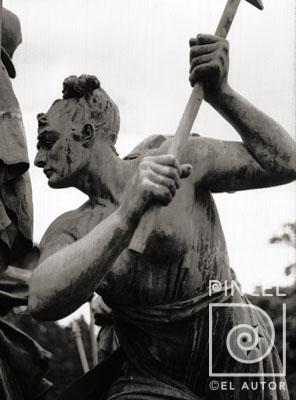 Monumento Nacional (Detalle figura con hacha) por Carrier Belleuse, Louis (extranjero). Patrimonio cultural escultórico