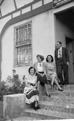 Afuera de la Facultad de Bellas Artes. Universidad de Costa Rica por Escuela Nacional de Bellas Artes. Bertheau, Margarita.  Portuguez Fucigna, John