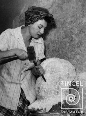 María Esquivel esculpiendo a Lola Fernández por Escuela Nacional de Bellas Artes. Esquivel, María de los Ángeles. Fernández, Lola