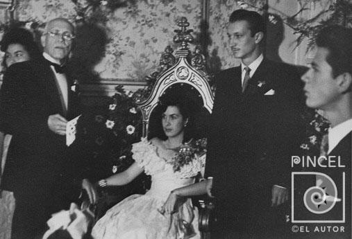 Coronación de Margarita Gómez González, reina de simpatía. A su lado con Emilio Wille Trejos por Escuela Nacional de Bellas Artes. Gómez, Margarita.
