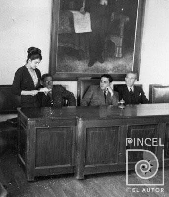 Asamblea en memoria de Max Jiménez. Flora Luján leyendo su escrito por Escuela Nacional de Bellas Artes. Luján, Flora. Jiménez, Max