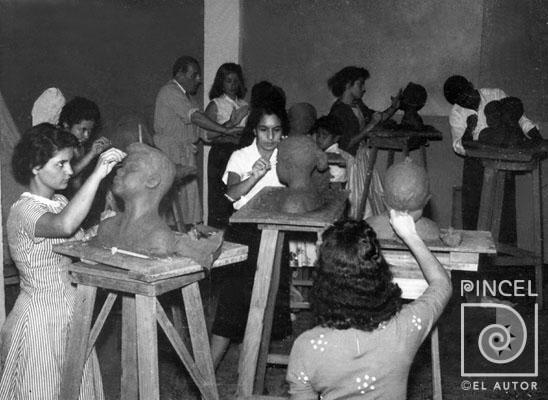 Alumnas de II año de escultura con su profesor Juan Portuguez por Escuela Nacional de Bellas Artes. Portuguez Fucigna, John