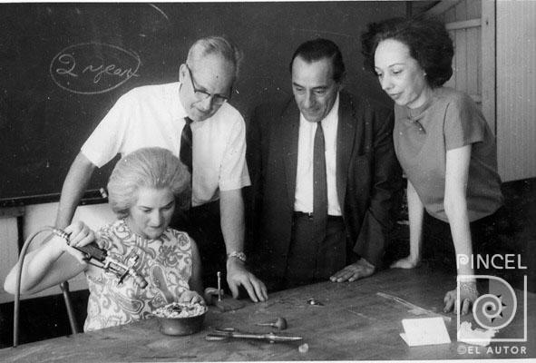 Curso de orfebrería en la Escuela de Bellas Artes por Escuela Nacional de Bellas Artes. Portuguez Fucigna, John. Espinach, Olga