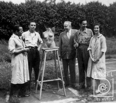 John Portuguez, Guillermo Jiménez y Teodorico Quirós con escultura de alumna por Escuela Nacional de Bellas Artes.Portuguez Fucigna, John. Quirós, Teodorico. Jiménez, Guillermo