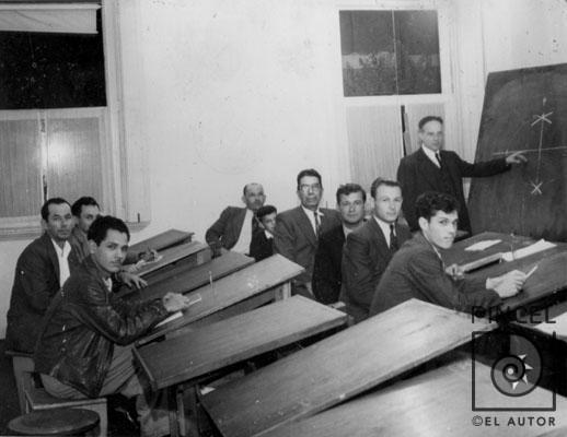 Teodorico Quirós con estudiantes de dibujo técnico por Escuela Nacional de Bellas Artes. Quirós, Teodorico