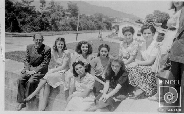Alumnas de IV año de la Facultad de Bellas Artes por Escuela Nacional de Bellas Artes. Salazar Quesada, José Francisco. Fernández, Lola. Luján, Flora