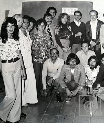 Artistas de la CREAGRAF con el artista Rodolfo Abularach que dió clases de grabado por Fernández, Lola. Carazo, Claudio. Romero, Sonia. Pino, Georgina. Valverde, César. Carballo, Fernando. Soto, Zulay. Ycaza, Alberto. Moya Barahona, Carlos. Hine, Ana Griselda
