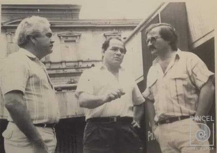 Carlos Poveda, Rafa Fernández y Álvaro Bracci afuera del Teatro Nacional por Fernández, Rafael (Rafa). Poveda, Carlos. Bracci, Francesco