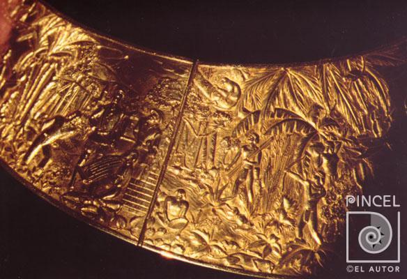 Collar de oro repujado (detalle) por Feron, Louis