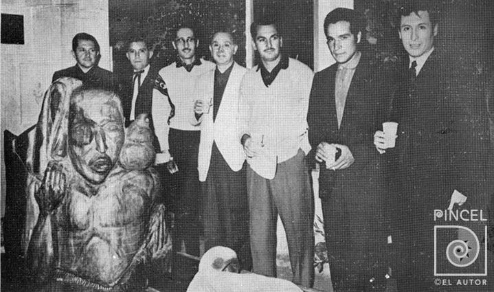 Grupo 8: Hernán González, Harold Fonseca, Guillermo Jiménez, Manuel de la Cruz González, Rafael García, Néstor Zeledón Guzmán y César Valverde con la escultura de Hernán González Espíritu de la Chicha por Grupo 8. González, Manuel de la Cruz. Jiménez, Guillermo.  Valverde, César. Zeledón Guzmán, Néstor. García, Rafael Angel (Felo). Fonseca, Harold. González, Hernán
