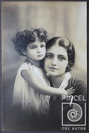 Luisa Gonzalez de Saenz con su hija Flora Sáenz por Hernández, Andrés y Francisco (Hermanos). Sáenz de Langlois, Flora. González de Sáenz, Luisa