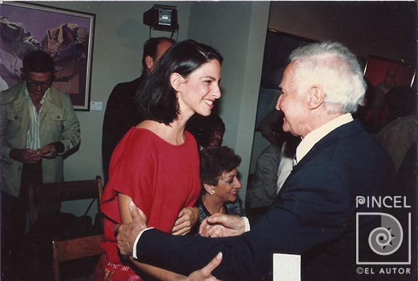 La artista saludando a don Paco Amighetti por Martén, Ana Isabel. Grupo Bocaracá. Amighetti, Francisco. Fontanarrosa Ruiz, Blanca