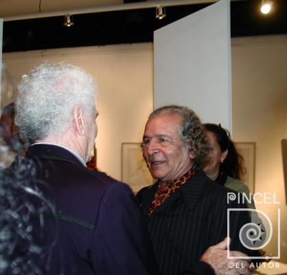 Fotografía  de Felo García y Néstor Zeledón en exposición de Carlos Poveda por Poveda, Carlos. García, Rafael Angel (Felo).  Zeledón Guzmán, Néstor
