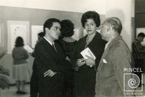 Carlos Poveda junto a Tanya Kreysa y Manuel de la Cruz González durante una exposición del artista por Poveda, Carlos. Kreysa, Tanya. Gonzalez, Manuel de la Cruz