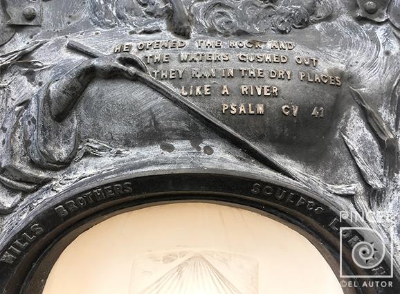 Fuente de Moisés tocando la roca (detalle superior) por Wills Brothers (extranjero). Patrimonio cultural escultórico