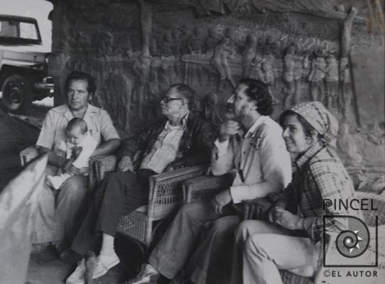 Fotografía Néstor Zeledón, Carlos Salazar Herrera, Antidio Cabal y Maira Jiménez junto con obra El baile por Zeledón Guzmán, Néstor. Salazar Herrera, Carlos