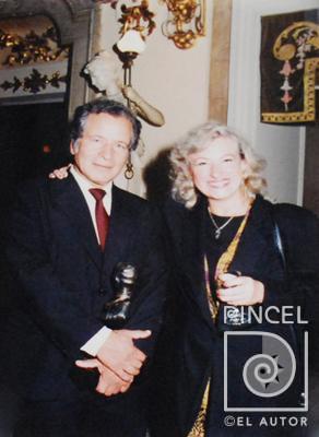 Néstor Zeledón junto a la artista Zulay Soto en la entrega del Premio Magón por Zeledón Guzmán, Néstor. Soto, Zulay. Teatro Nacional