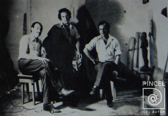 Fotografía Néstor con escultor Luis Umaña y Gerardo Martí por Zeledón Guzmán, Néstor. Umaña, Luis.