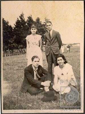 Francisco  Zúñiga, Maruja Castro, Carmen Santiesteban y Jaime González en la Sabana por Zúñiga, Francisco. Castro, María Eugenia (Maruja)