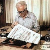 El artista imprimiendo una xilografía en su taller de La Paulina por Amighetti, Francisco