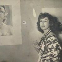 Nydia posando junto a su retrato en una exposición por Bertheau, Margarita