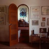 Interior de su casa en Escazú por Bolandi, Dinorah