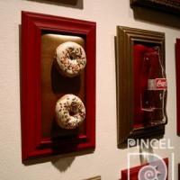 La Historia Oficial (Detalle de donas y Coca Cola) por Cabezas, Victoria