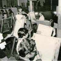 Alumnos de la casa del artista dibujando en el anexo del Teatro Nacional por Casa del artista. Teatro Nacional