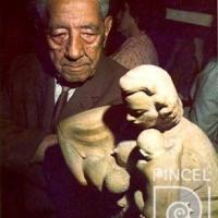 Juan Rafael Chacón junto a una maternidad por Chacón, Juan Rafael