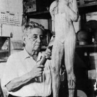 El autor esculpiendo. Juan Rafael en su estudio por Chacón, Juan Rafael