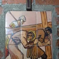 5ª estación: El cirineo ayuda al señor a llevar la cruz por Desconocido