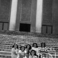 Alumnas de III año sentadas en las gradas del Paraninfo de la Universidad de Costa Rica por Escuela Nacional de Bellas Artes