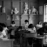 Alumnas  III año en lección de perspectiva por Escuela Nacional de Bellas Artes