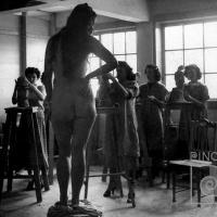 Alumnas  III año en lección de escultura con modelo desnudo por Escuela Nacional de Bellas Artes