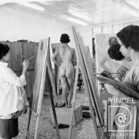 Alumnas pintando con modelo desnuda (Sandra) por Escuela Nacional de Bellas Artes