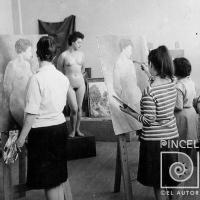 Alumnas pintando con modelo desnudo por Escuela Nacional de Bellas Artes