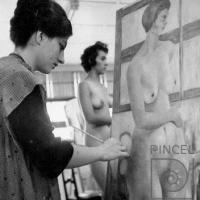 Alumna pintando con modelo desnudo por Escuela Nacional de Bellas Artes