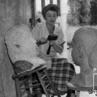 María Esquivel esculpiendo por Escuela Nacional de Bellas Artes. Esquivel, María de los Ángeles