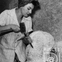 María Esquivel esculpiendo a Lola Fernández por Escuela Nacional de Bellas Artes. Esquivel, María de los Ángeles. Fernández, Lola