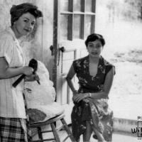 María Esquivel esculpiendo y Lola Fernández como modelo por Escuela Nacional de Bellas Artes. Fernández, Lola. Esquivel, María de los Ángeles