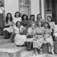 Alumnos de I año. Facultad de Bellas Artes con la profesora Angelita Pacheco por Escuela Nacional de Bellas Artes. Pacheco, Angela