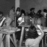 Alumnas de II año de escultura con su profesor Juan Portuguez por Escuela Nacional de Bellas Artes. Portuguez Fucigna, John