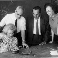 Curso de orfebrería en la Escuela de Bellas Artes por Escuela Nacional de Bellas Artes. Portuguez Fucigna, John. Espinach, Olga