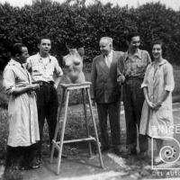 John Portuguez, Guillermo Jiménez y Teodorico Quirós con escultura de alumna por Escuela Nacional de Bellas Artes.Portuguez Fucigna, John. Quirós, Teodorico. Jiménez, Guillermo