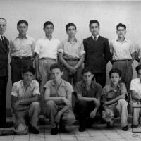 Teodorico Quirós con estudiantes de Dibujo Técnico en la Escuela de Bellas Artes por Escuela Nacional de Bellas Artes. Quirós, Teodorico