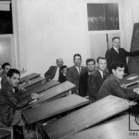 Teodorico Quirós con estudiantes de dibujo técnico por Escuela Nacional de Bellas Artes. Quirós, Teodorico