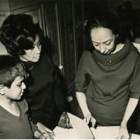 Olga Espinach en el anexo del Teatro Nacional junto a Rosa María Portugués por Espinach, Olga. Teatro Nacional